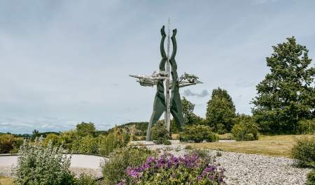 Kunstinnstallasjon på Storedal kultursenter med sansehagen rundt. Foto.