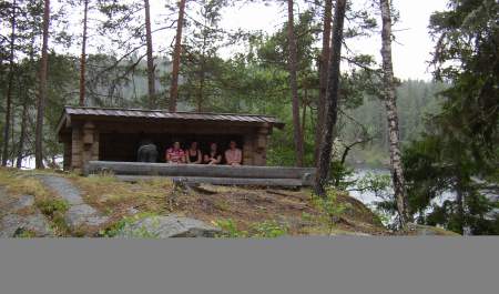 4 jenter i en gapahuk en gråværsdag