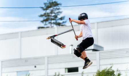 En gutt i høyt svev i skateparken