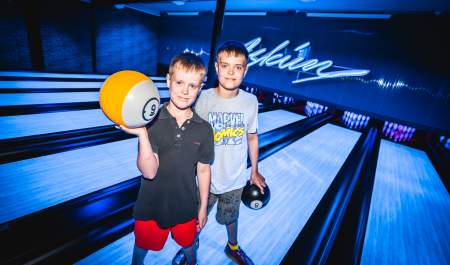 To gutter på bowlingbanen på Sprett aktivitetespark i Askim