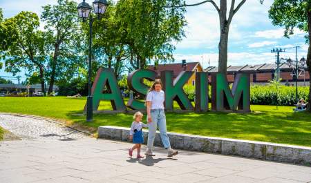 Mor og datter går tur i Guderudparken Askim