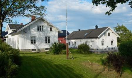 Billitt gård, to hvite hus. Den ene pensjonatet den andre privatbolig