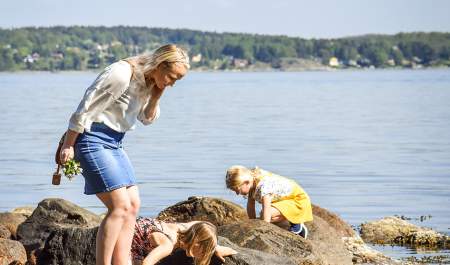 Mor med to barn i fjæra på Alby i Moss