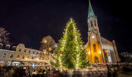 Julegrantenning i Moss utenfor Moss kirke