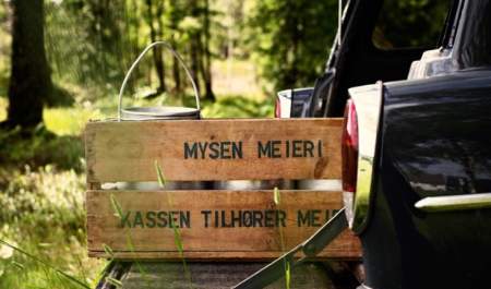 Eplekasse bak på en pic up bil