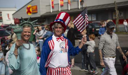 to folk i parade med amerikanske kostymer