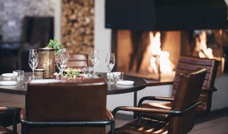 Restaurang med dekket bord och ild i peisen, setesdal