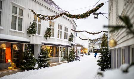 Julelys og snø i gågata i Mandal