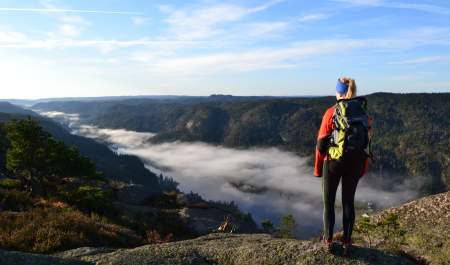 På tur i Birkenes. Ei dame på fjellet