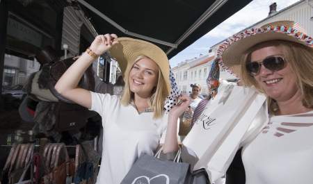 Women trying in hats in Risør