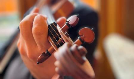 Nærbilde av fiolin som spilles på