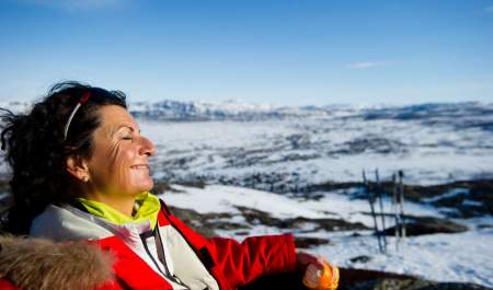 DAme som spiser pelsnin på fjell