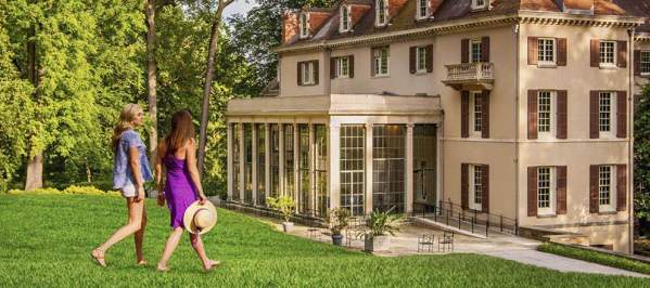 Winterthur Outside Shot with two ladies