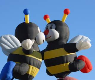 Bee Balloons Kissing