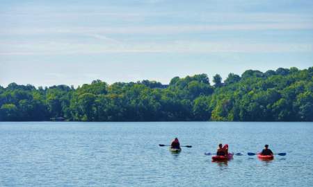 People kayaking on Fort Loudon Lake in Knoxville, TN