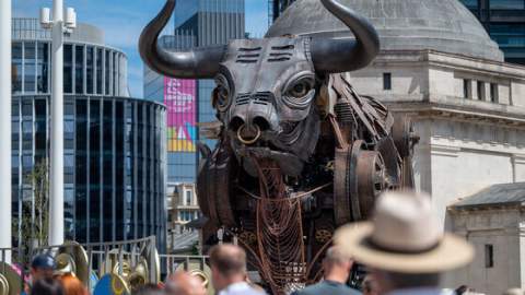 Ozzy the bull looming over a crowd in Centenary Square