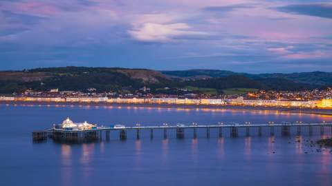 Hi yw Brenhines Cyrchfannau Cymru, ond a ydi hi wir yn werth ymweld â Llandudno?