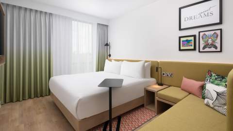 hampton by hilton bedroom