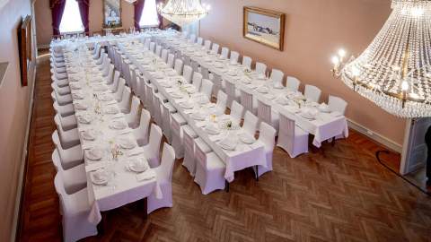 Bilde fra ballsalen i Haldens Klub selskapslokaler