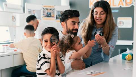 Familie med to barn prøver seg på Krimlab.