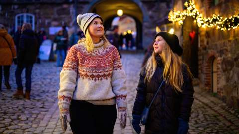 To jenter på julemarkedet på Fredriksten festning