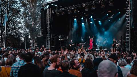Folkehav foran scenen på Sarpsborgfestivalen i Sarpsborg. Foto.