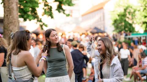 Jenter som koser seg på Lyse Netter festivalen i Moss
