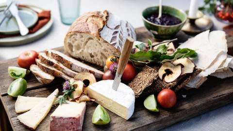 Fjøl med ost, brød, frukt, knekkebrød og annen lokalmat