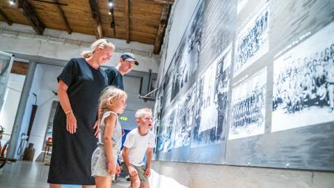 Familie leser historie på Haldenvassdragets kanalmuseum.