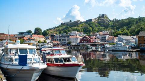 Gjestehavnen i Halden med Fredriksten festning i bakgrunnen.