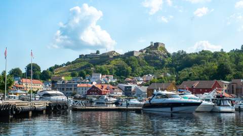 Gjestehavnen i Halden med Fredriksten festning i bakgrunnen.