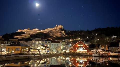 Bilde fra havna med Fredriksten festning i bakgrunn
