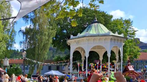 Barn som flyr drage i Busterudparken