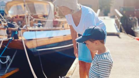 Familie ved en båt