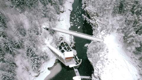 Dronefoto av pumpehuset og Sølvstufoss sett fra luften. Foto.