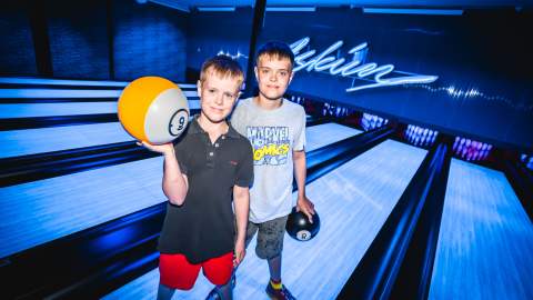 To gutter på bowlingbanen på Sprett aktivitetespark i Askim