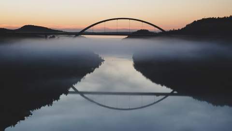 Svinesundsbroen i skumring.