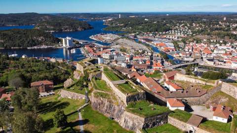 Dronebilde fra Fredriksten festning og Halden