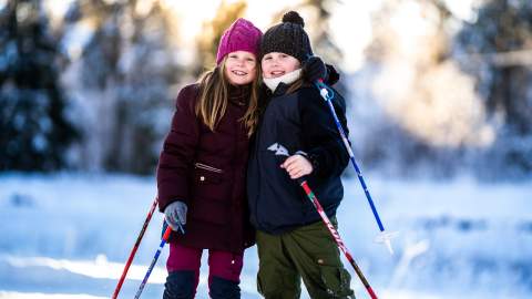 To jenter like som to dråper vann på ski