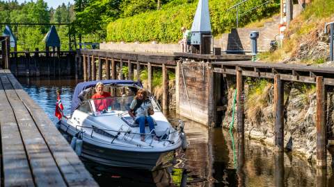 Fritidsbåt i slusene
