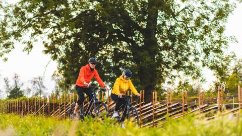 Dame om mann som sykler