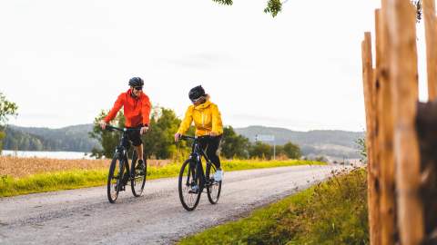 Dame og mann på sykkel