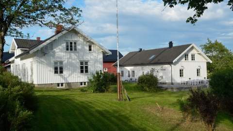Billitt gård, to hvite hus. Den ene pensjonatet den andre privatbolig