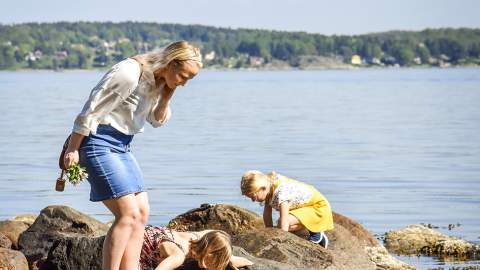 Mor med to barn i fjæra på Alby i Moss
