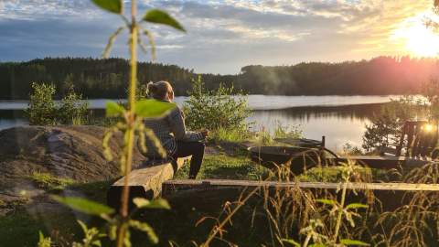 Ro i sjela i solnedgangen ved Ravnsjøhytta i Vansjø en sommerdag