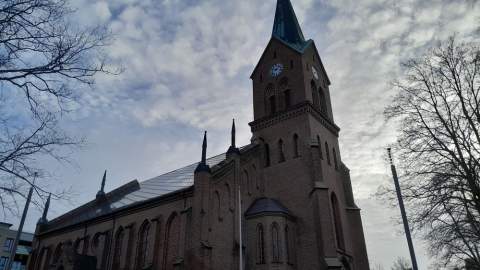 Sarpsborg kirke i Glengsgata med skyer i bakgrunnen