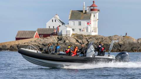 RIB båt med masse mennesker utenfor Oksøy Fyr