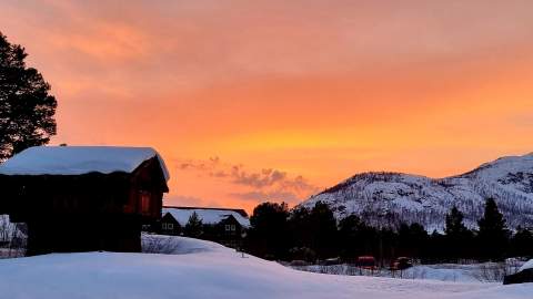 Tradisional Setesdal house in sunset, vinter