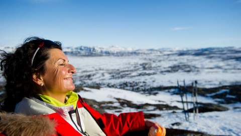 DAme som spiser pelsnin på fjell