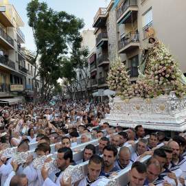 Wenn sich das Meer mit Blumen füllt: die maritime Tradition der Jungfrau Carmen in Los Boliches